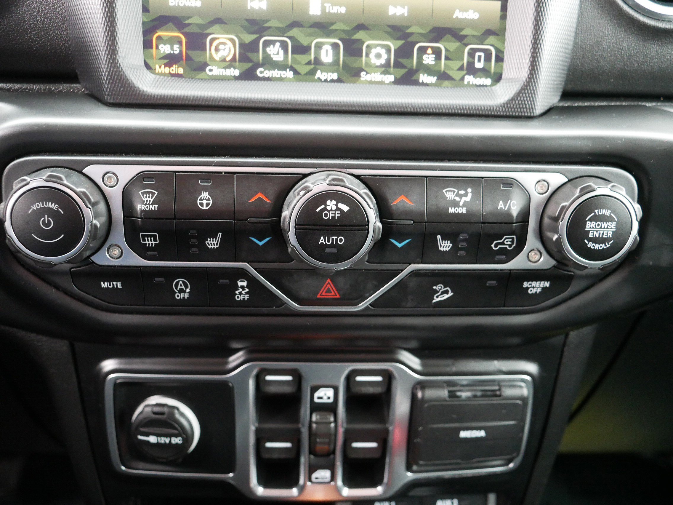 Used 2020 Jeep Wrangler Unlimited Sahara image 23