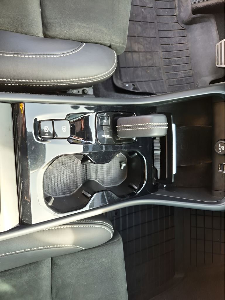 Used 2022 Volvo XC40 T5 R-Design w/ Advanced Package AWD/4WD image 40