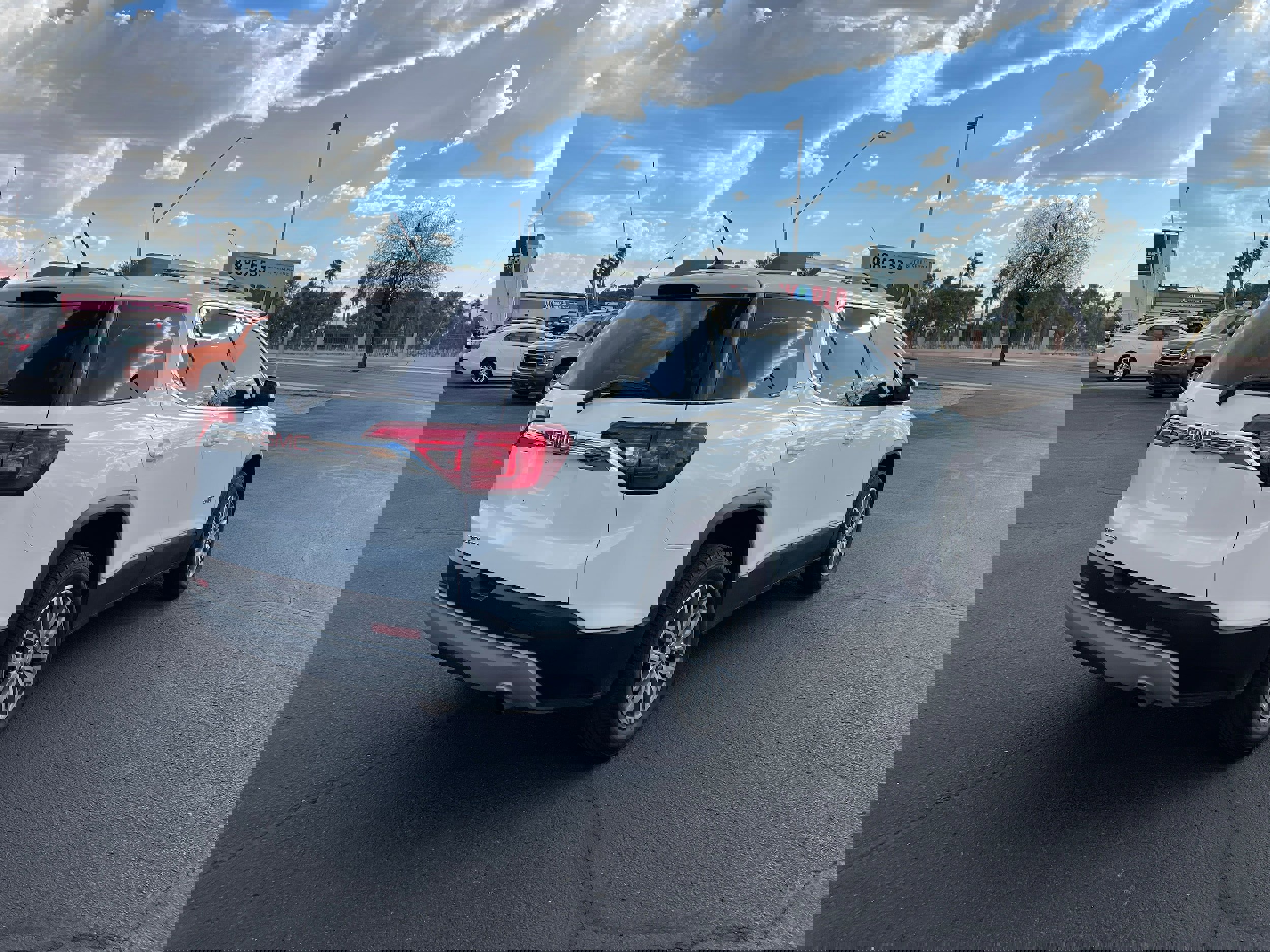 Used 2017 GMC Acadia SLE w/ Driver Alert Package I image 5