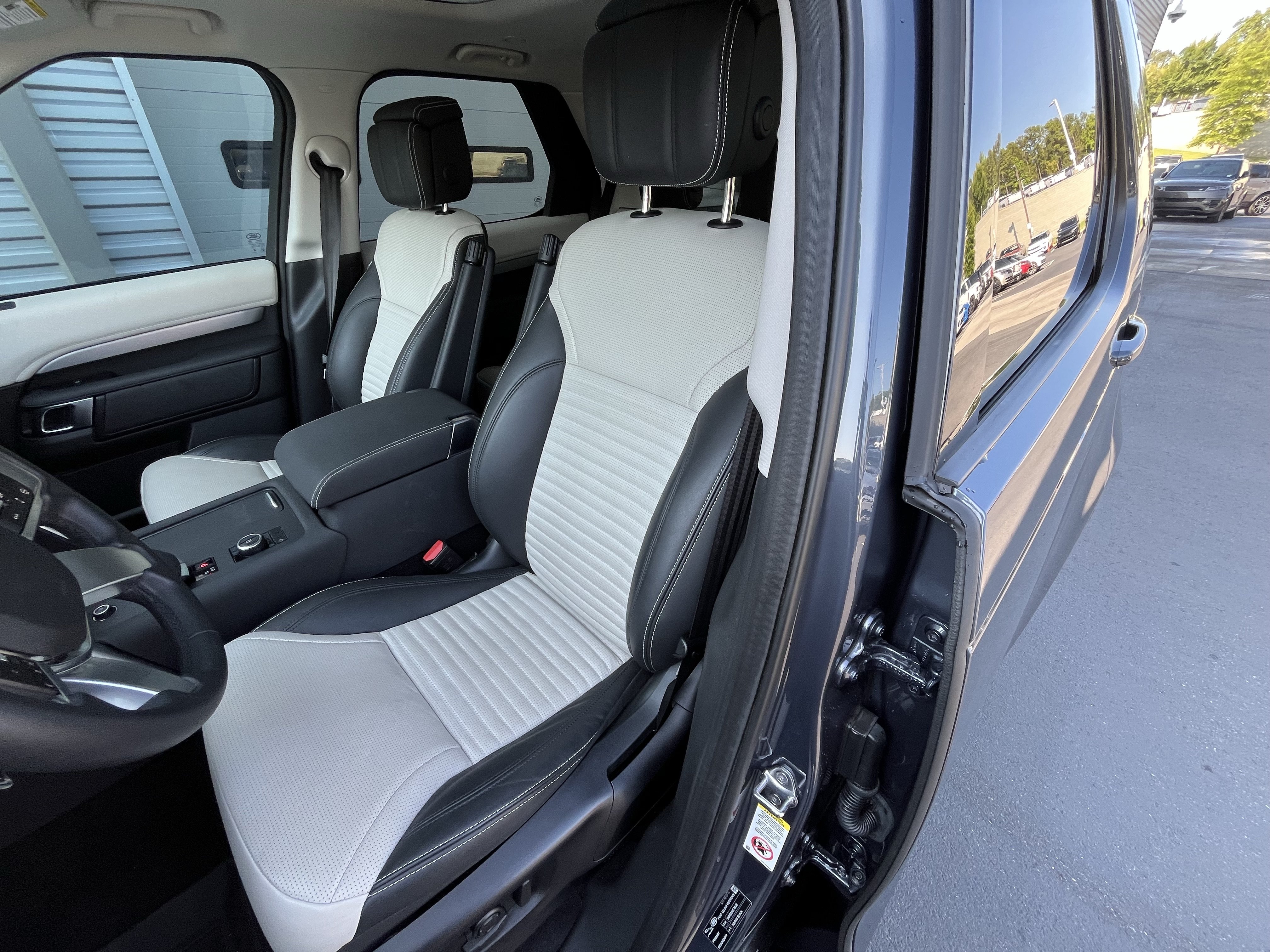 Used 2025 Land Rover Discovery Dynamic SE AWD/4WD image 12