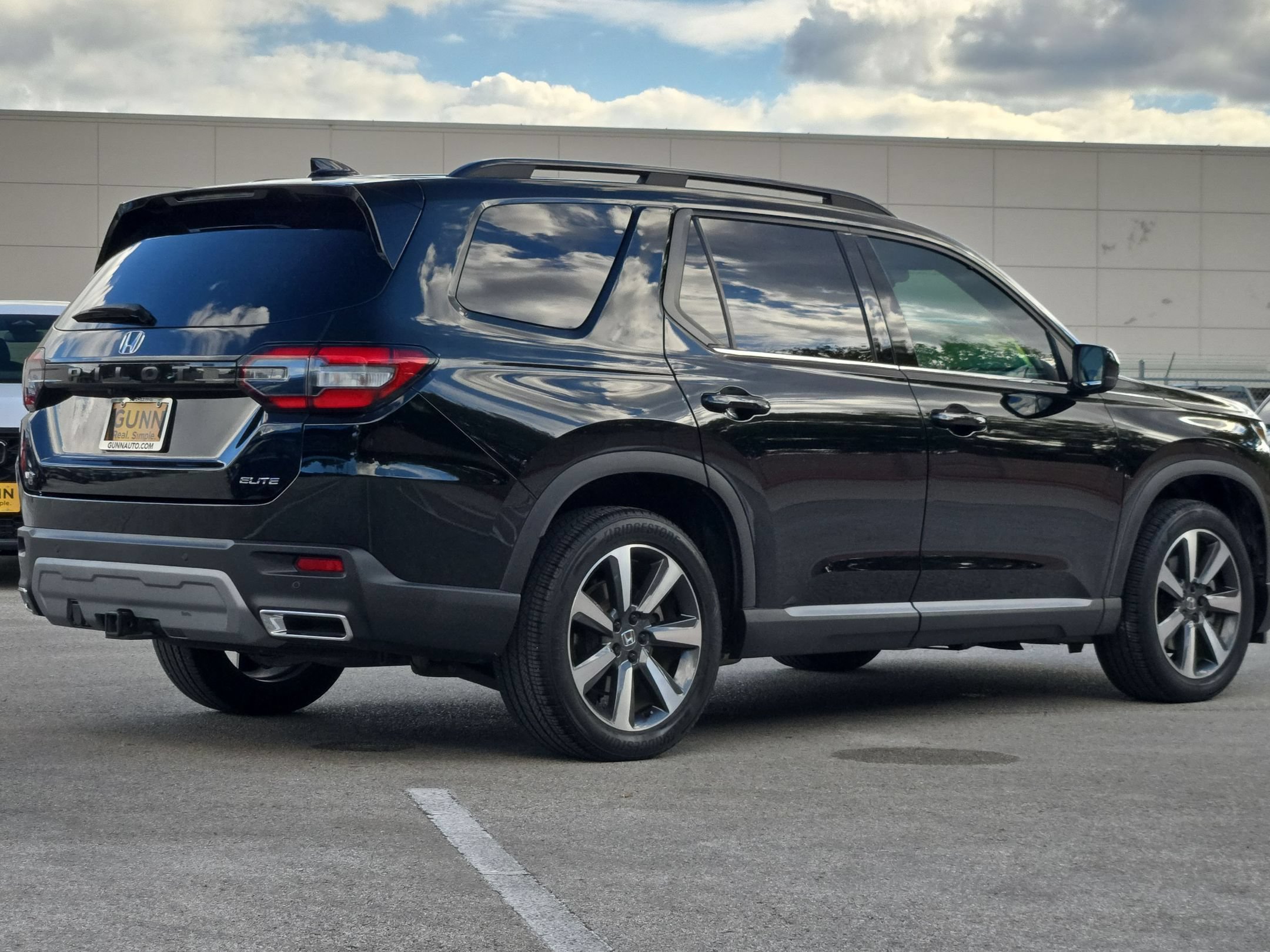 Used 2023 Honda Pilot Elite image 3