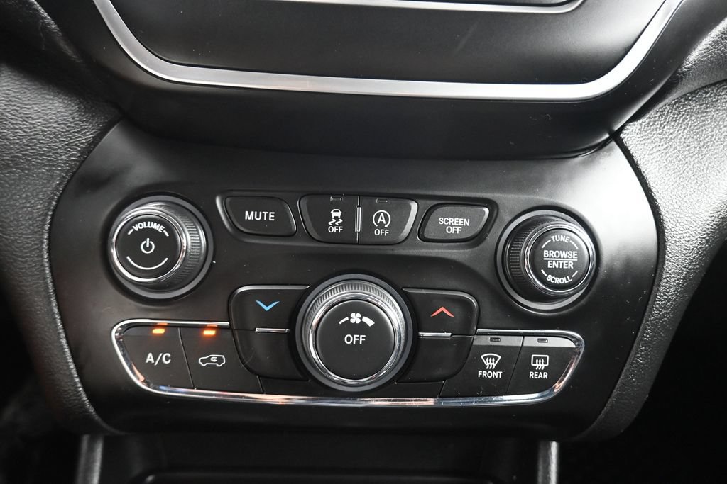 Used 2019 Jeep Cherokee Latitude Plus w/ Cold Weather Group AWD/4WD image 21