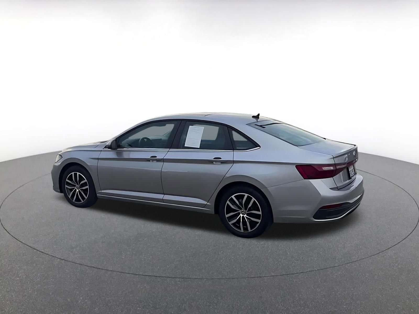 Used 2025 Volkswagen Jetta SE image 11