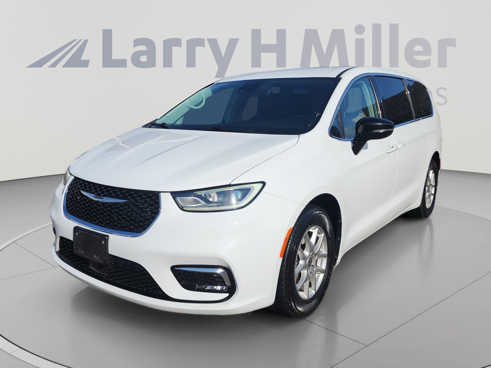 Used 2024 Chrysler Pacifica Touring-L FWD image 1
