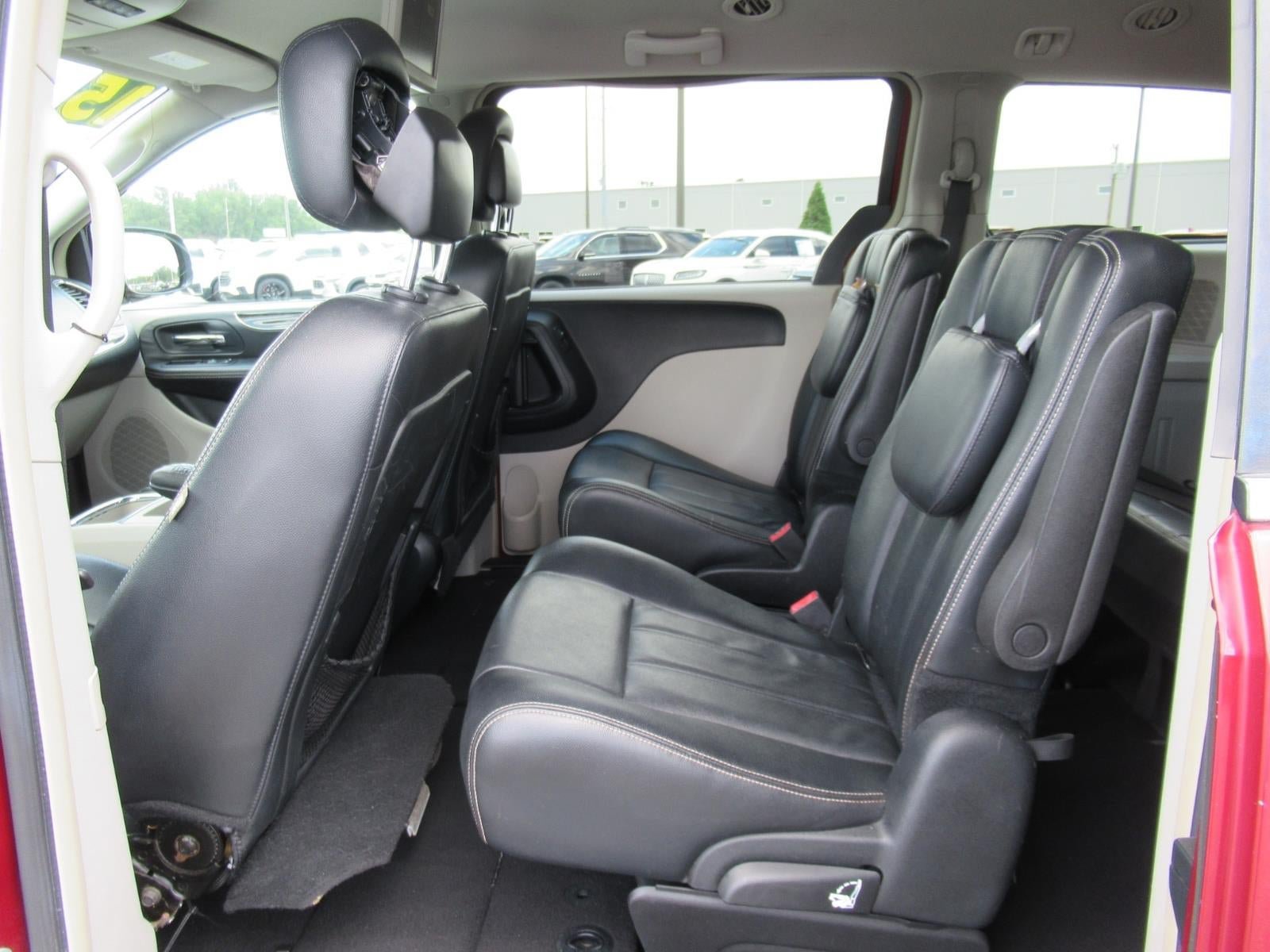 Used 2015 Chrysler Town & Country Touring FWD image 22
