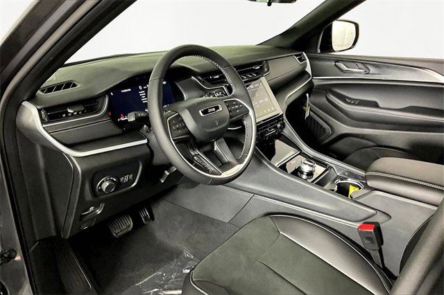 New 2025 Jeep Grand Cherokee Laredo image 8