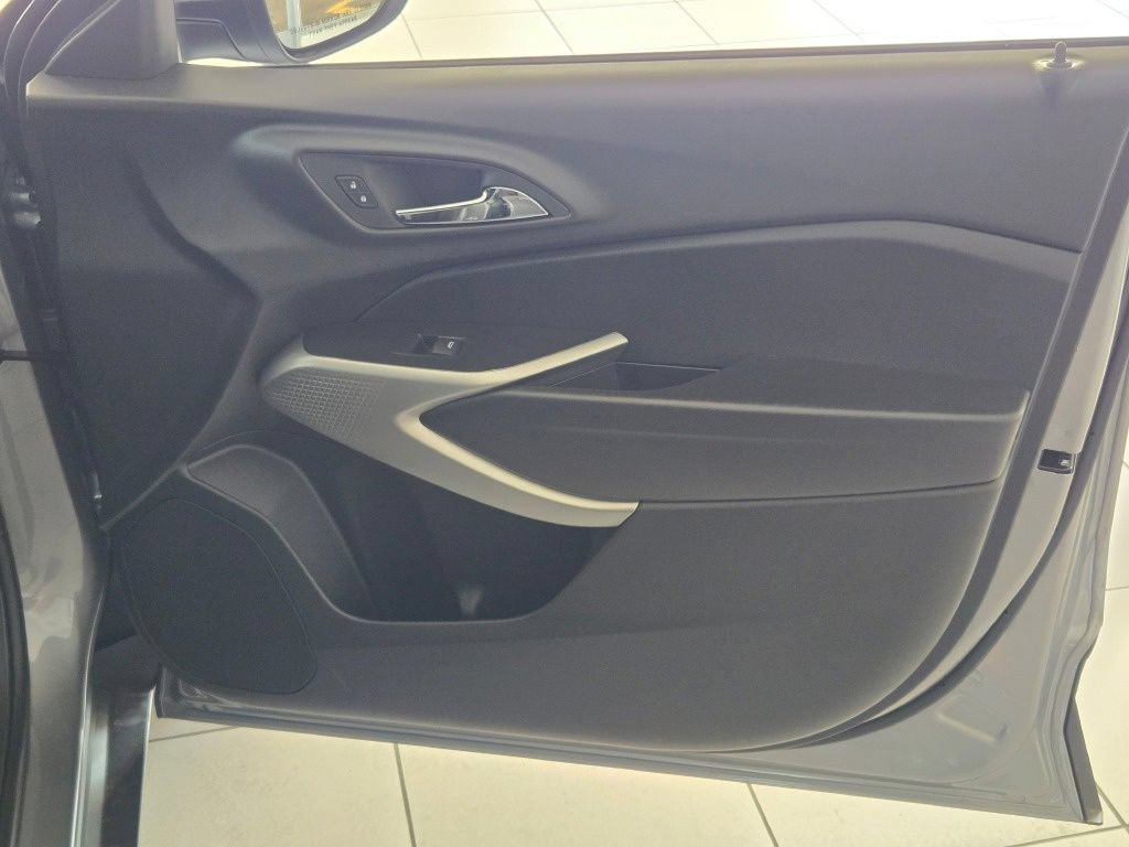 New 2026 Chevrolet Trax RS w/ Driver Confidence Package FWD image 5