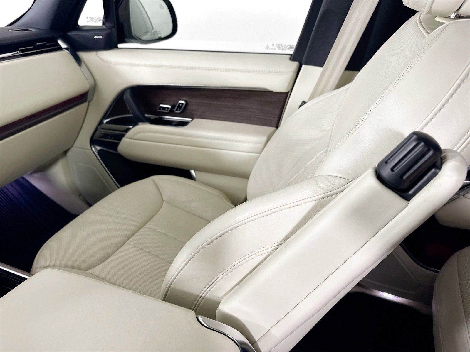 Used 2023 Land Rover Range Rover SE image 23