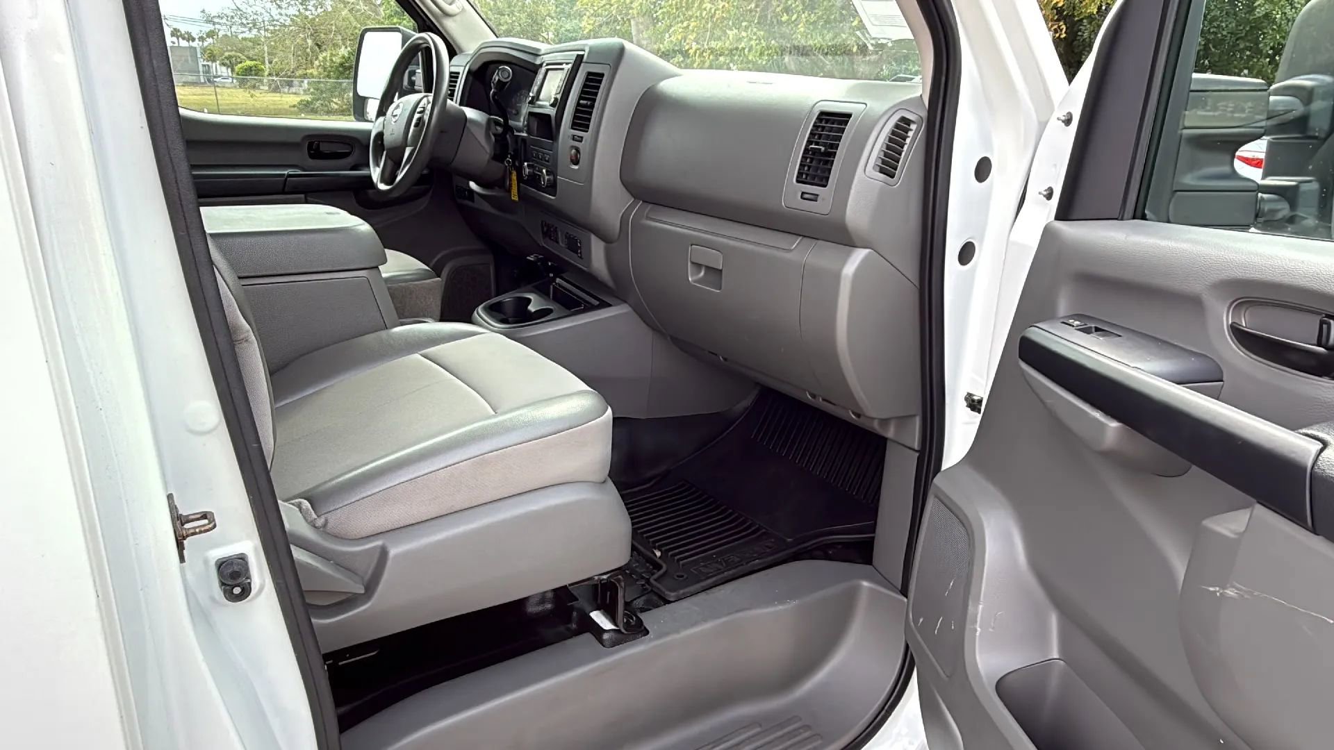 Used 2018 Nissan NV 3500 SV w/ Navigation Package image 15