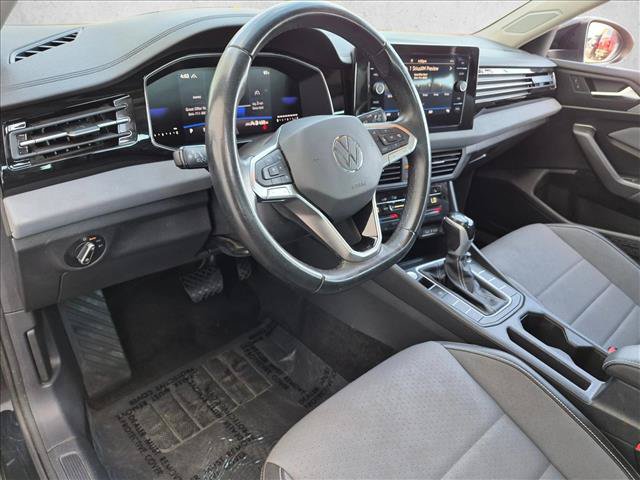 Used 2025 Volkswagen Jetta SE FWD image 12