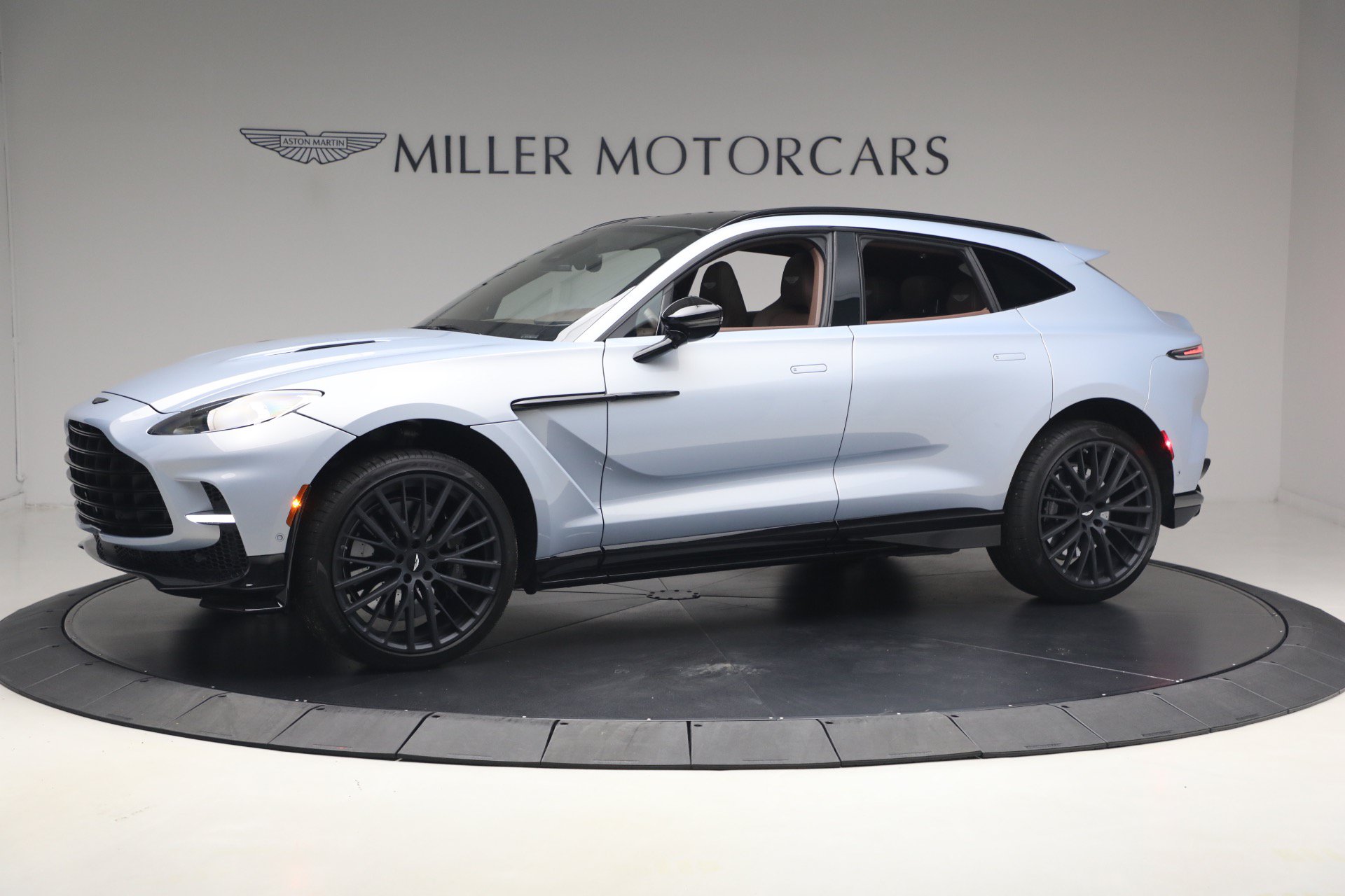 Used 2026 Aston Martin DBX 707 AWD/4WD image 2