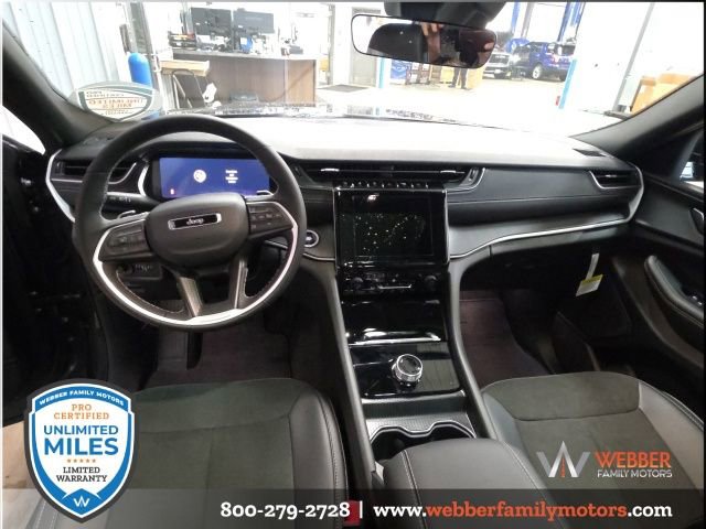 New 2025 Jeep Grand Cherokee Altitude image 14
