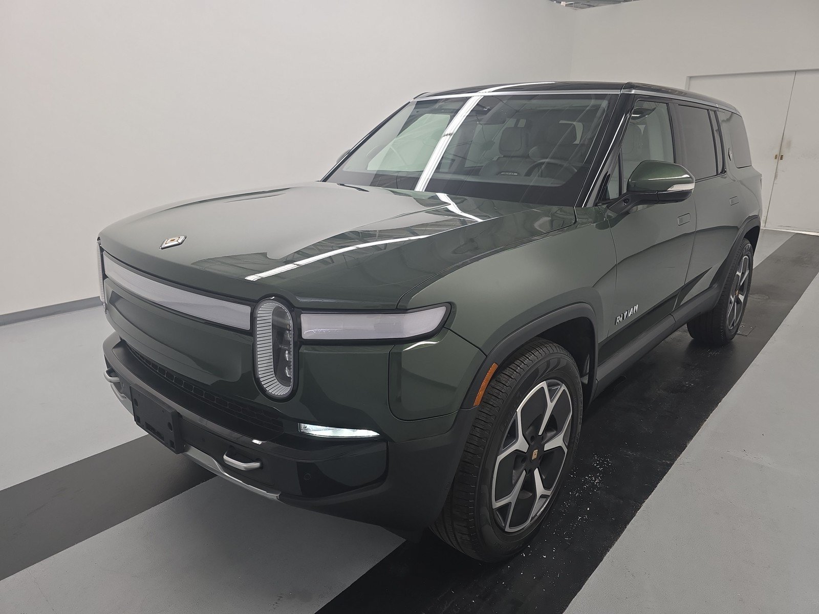 Used 2024 Rivian R1S Adventure AWD/4WD image 1