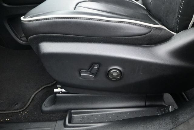 Used 2026 Chrysler Pacifica Limited FWD image 10