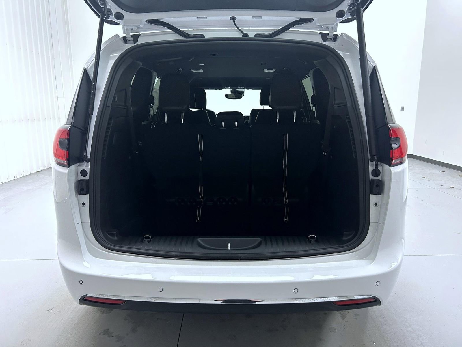 New 2026 Chrysler Pacifica Select image 9