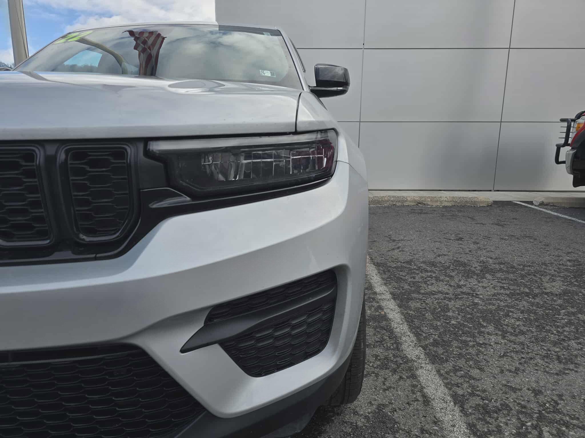 Used 2022 Jeep Grand Cherokee Altitude image 9