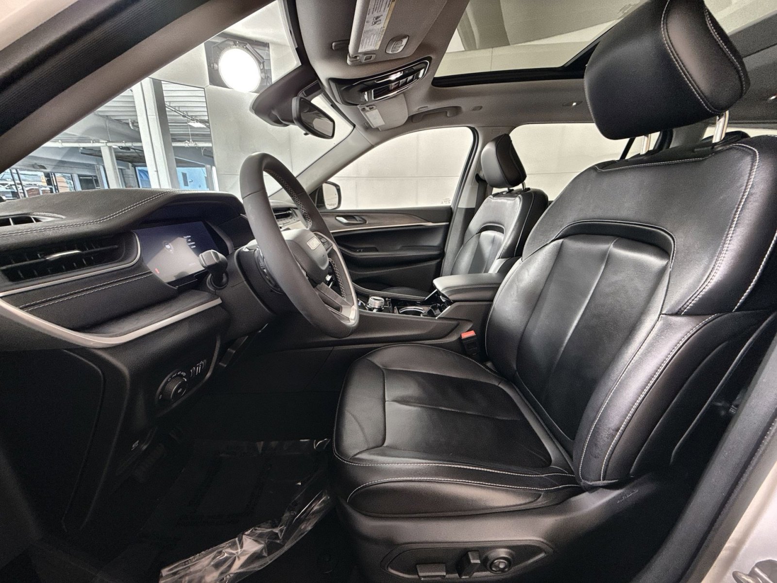 Used 2023 Jeep Grand Cherokee L Limited image 13