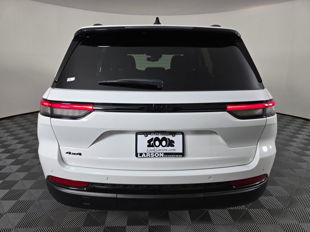 Used 2023 Jeep Grand Cherokee Altitude image 4