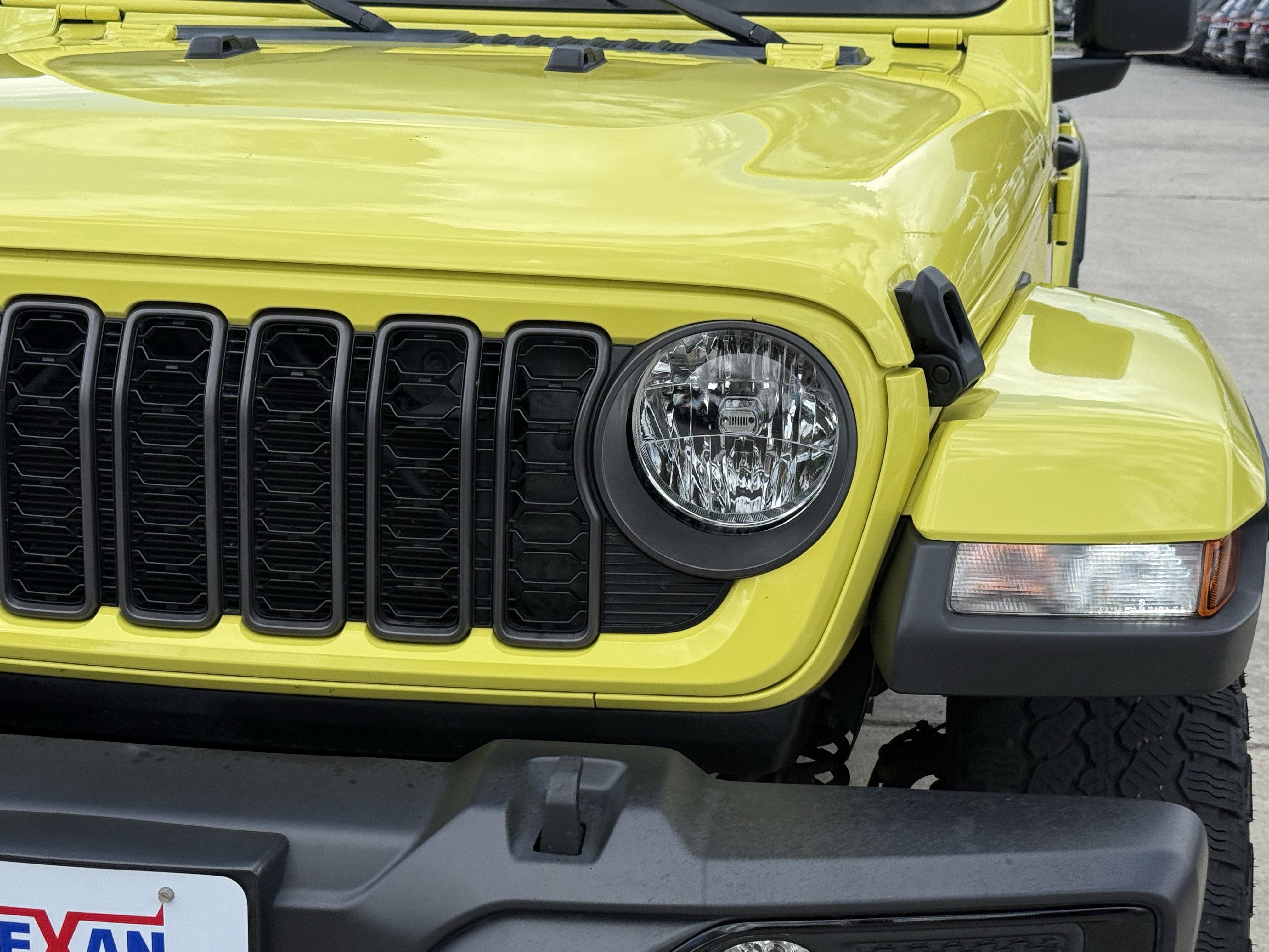 Used 2024 Jeep Gladiator Sport AWD/4WD image 12