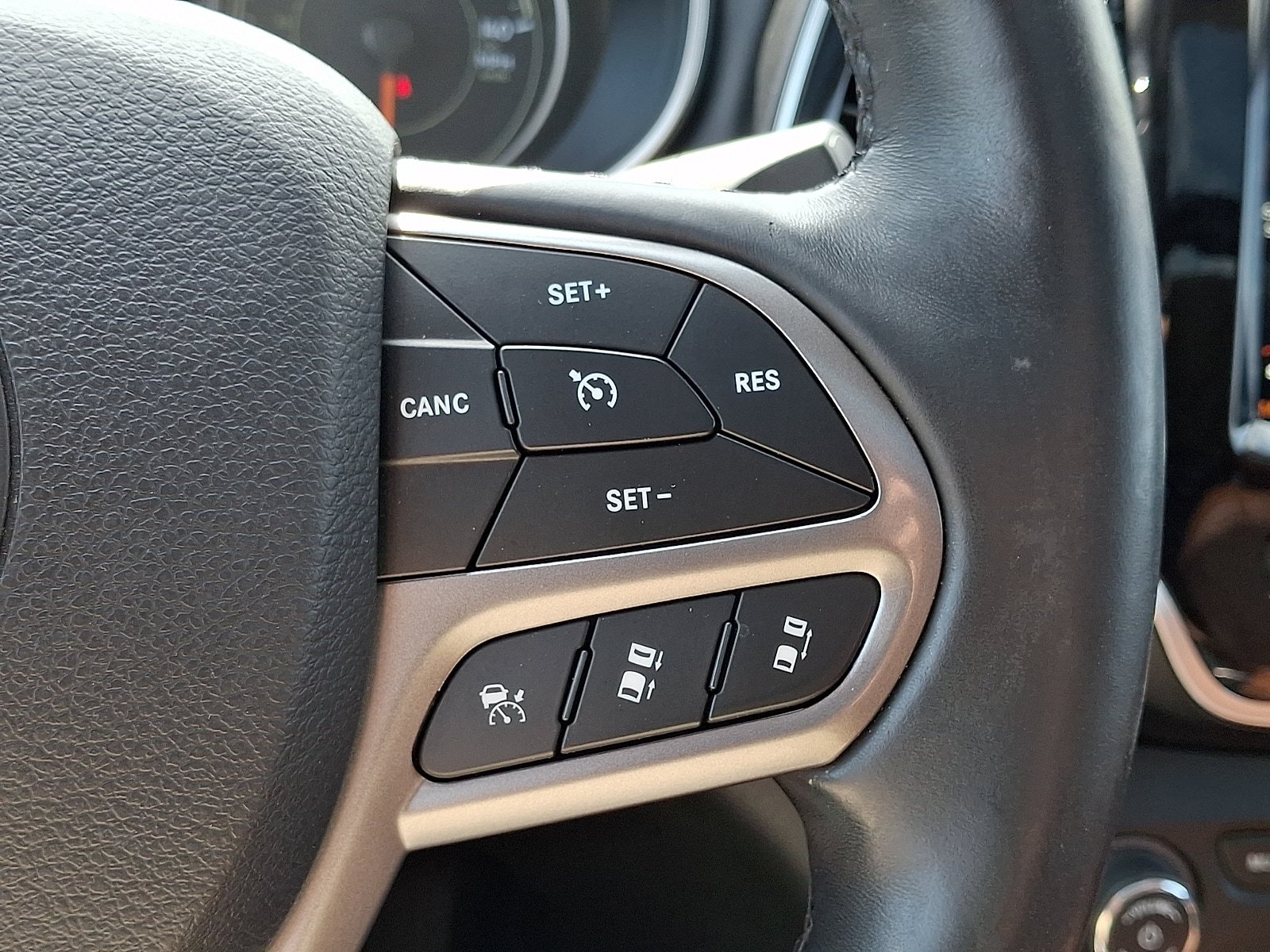 Used 2019 Jeep Cherokee Overland w/ Technology Group AWD/4WD image 26