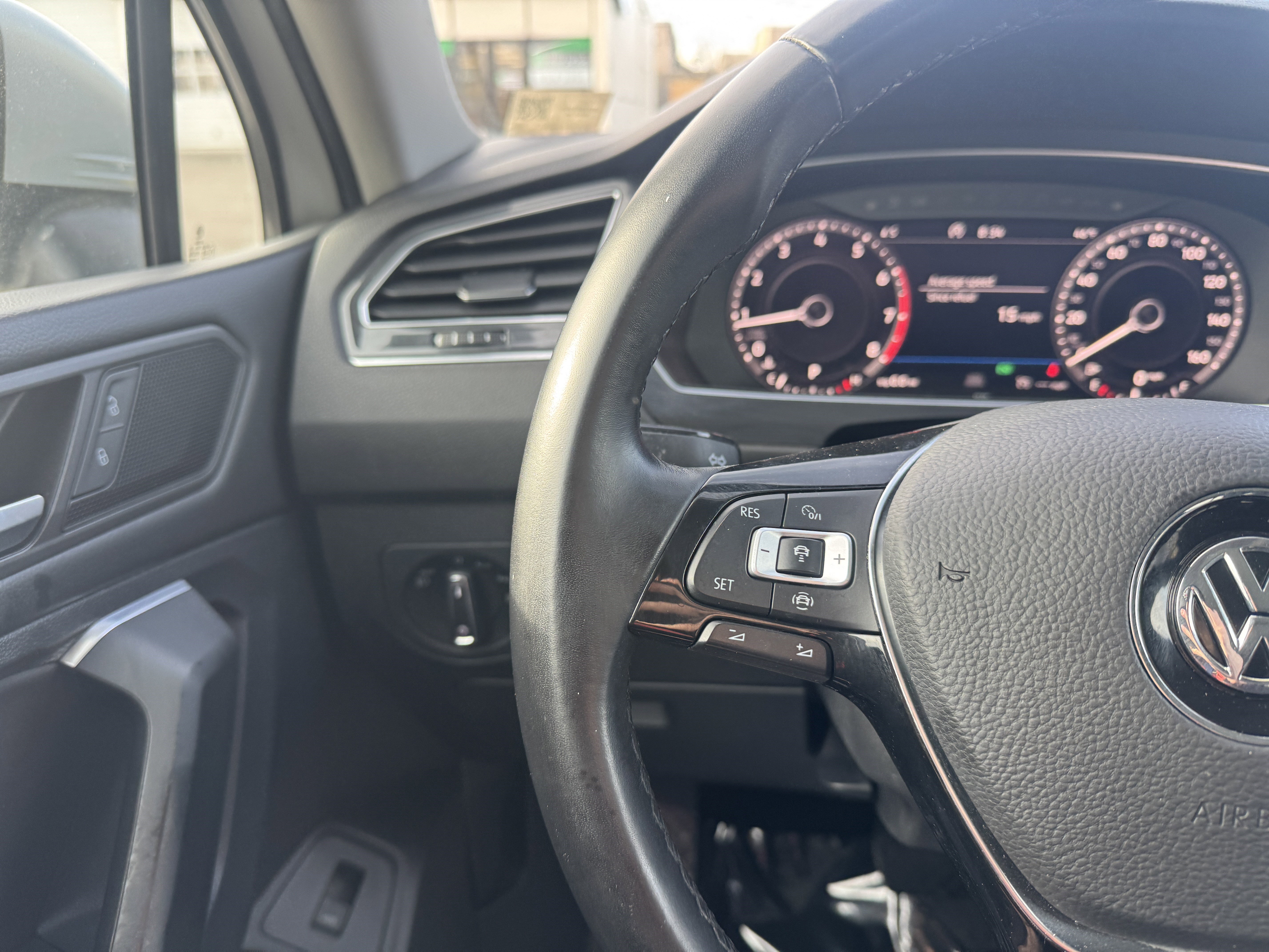 Used 2019 Volkswagen Tiguan SEL image 24