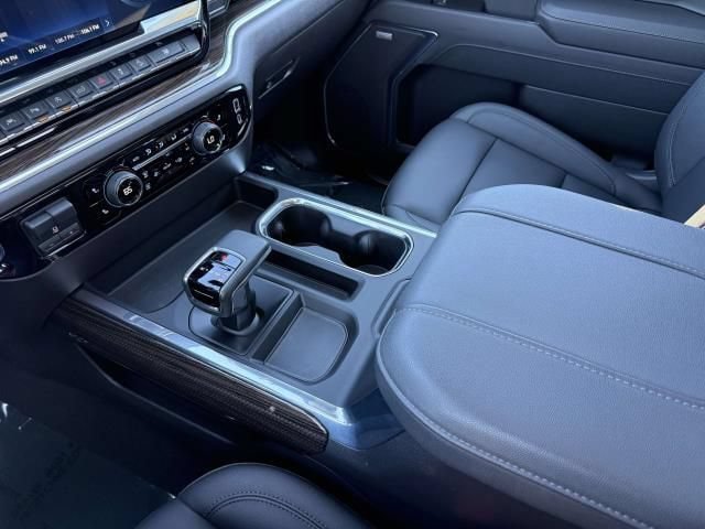 Used 2025 Chevrolet Silverado 1500 LT Trail Boss w/ LT Trail Boss Premium Package AWD/4WD image 33