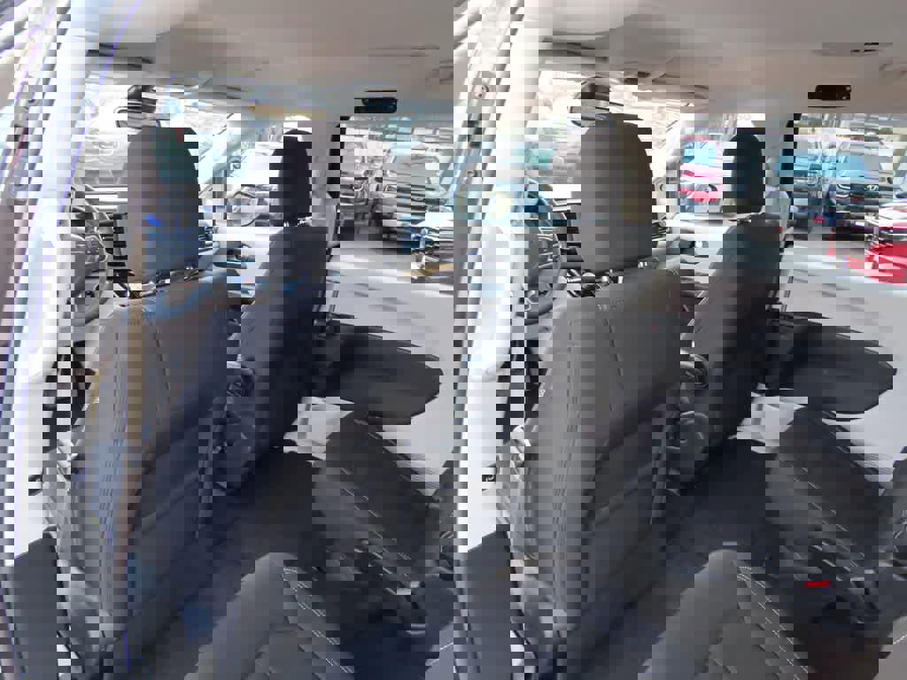 Used 2023 Chrysler Voyager LX image 15