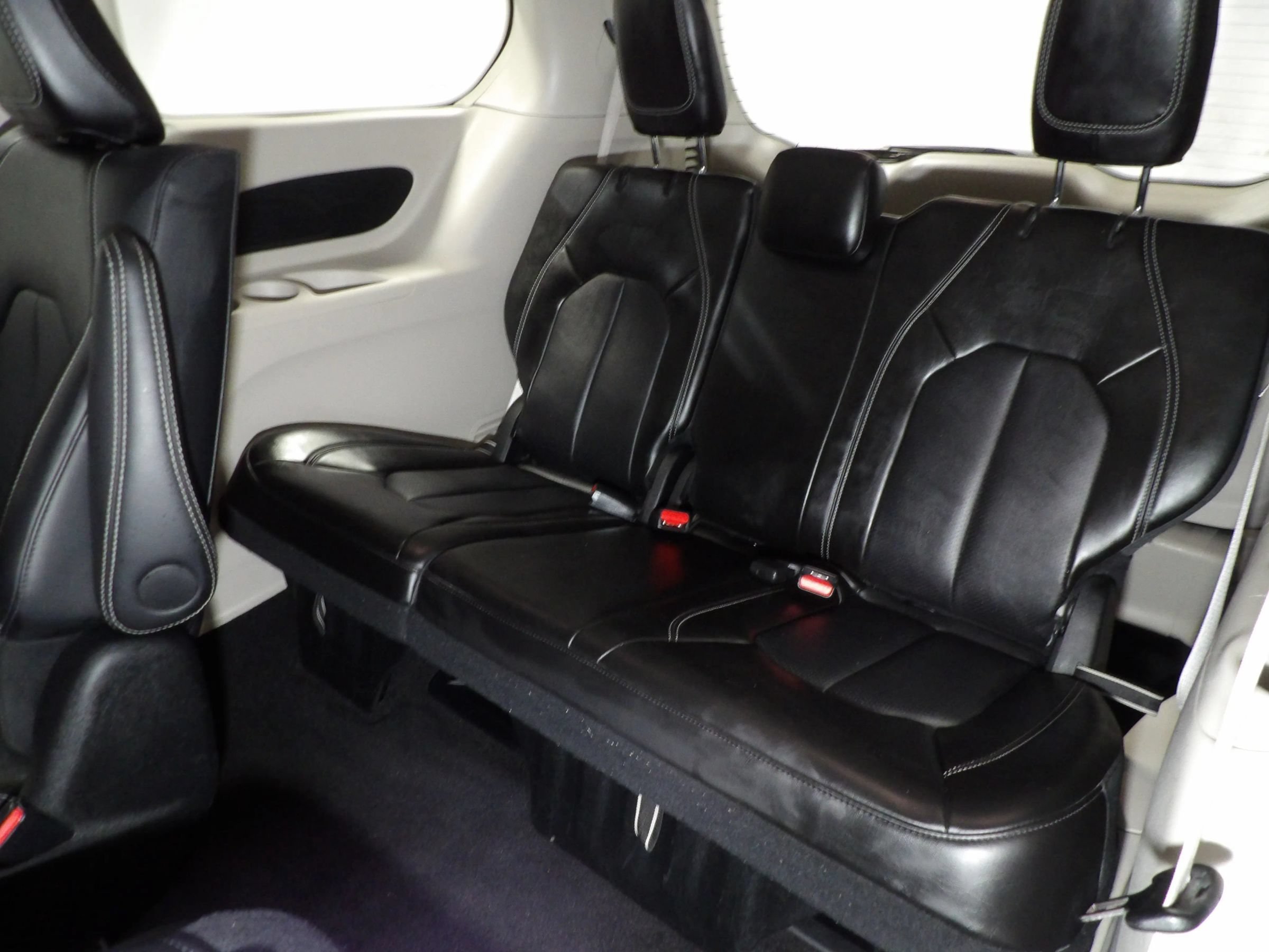Used 2024 Chrysler Pacifica Limited FWD image 16