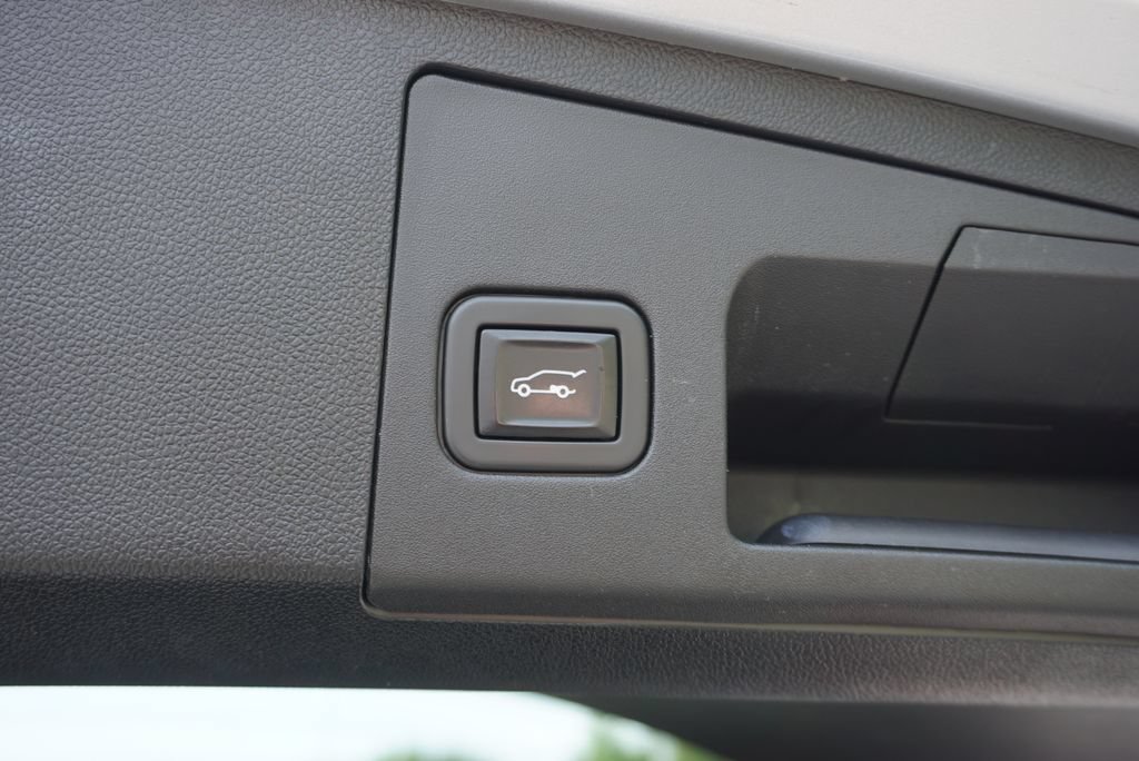 Used 2022 Cadillac XT4 Luxury w/ Cold Weather Package FWD image 59