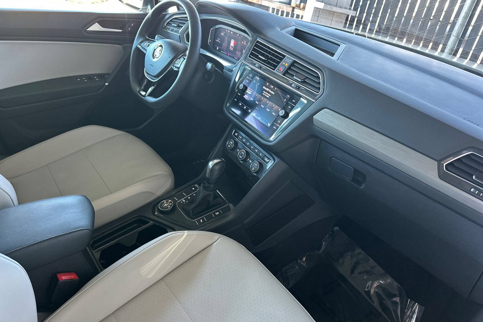 Used 2020 Volkswagen Tiguan SEL AWD/4WD image 18