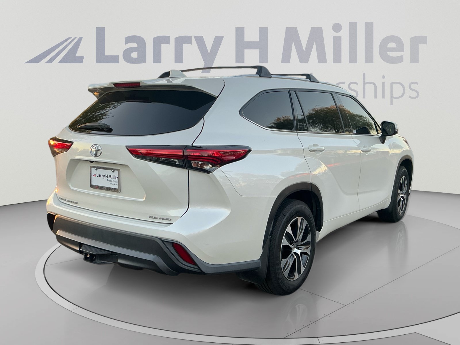 Used 2021 Toyota Highlander XLE AWD/4WD image 5