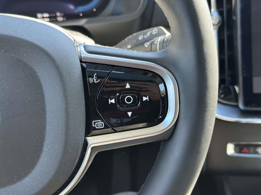 Certified 2025 Volvo XC90 T8 Plus w/ Protection Package Premier AWD/4WD image 9