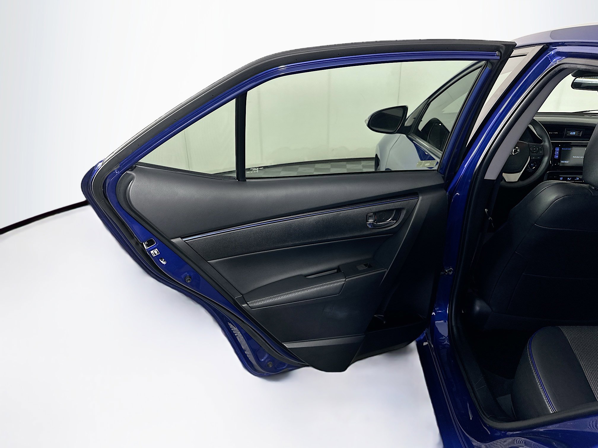 Used 2017 Toyota Corolla SE w/ SE Premium Package image 25