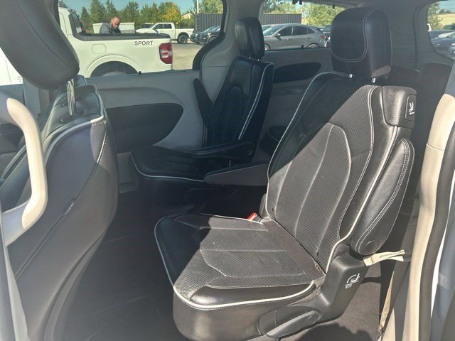 Used 2023 Chrysler Pacifica Limited FWD image 31