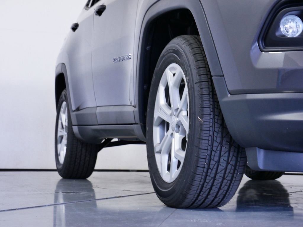 Used 2024 Jeep Compass Latitude image 5