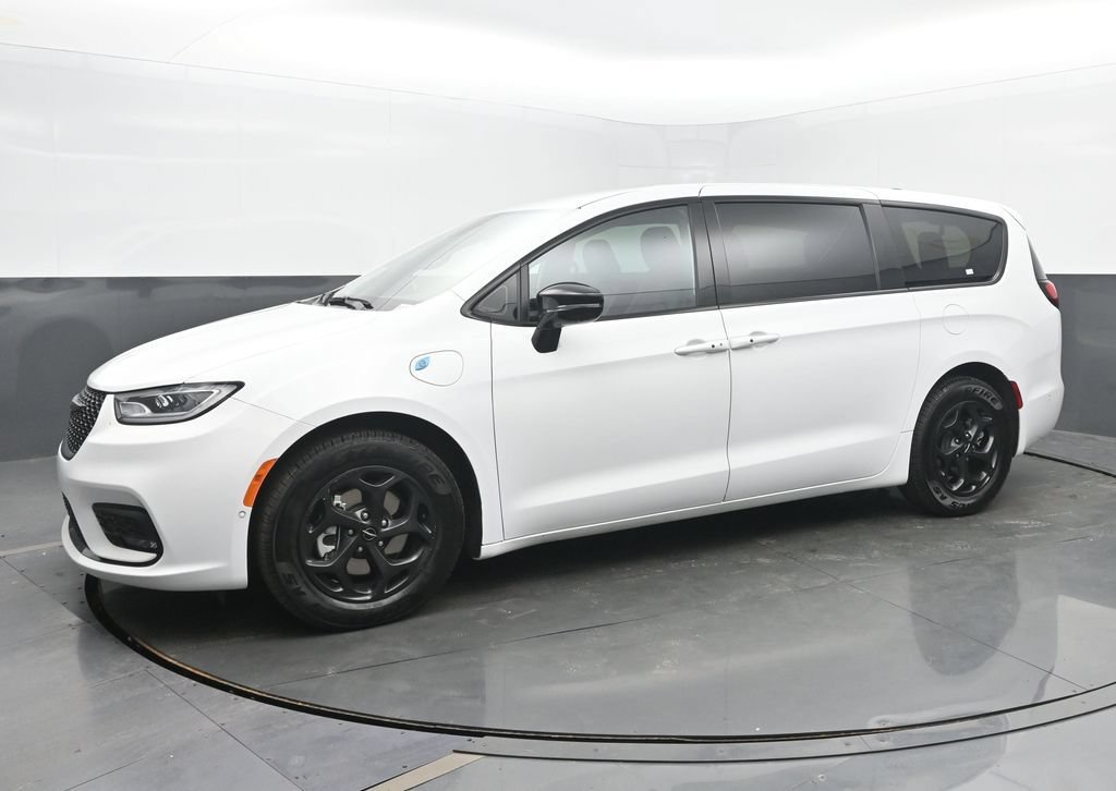 Used 2024 Chrysler Pacifica Limited FWD image 2