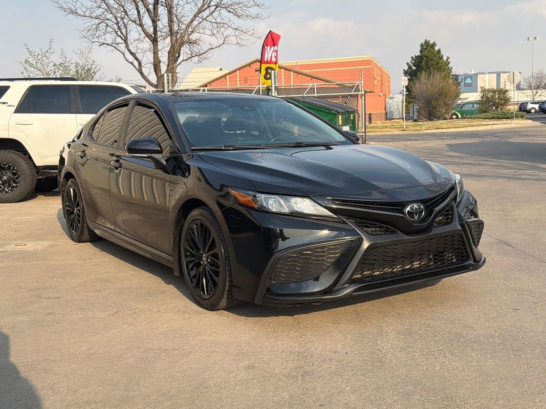 Used 2022 Toyota Camry SE w/ Carpet Mat Package (TMS) image 3
