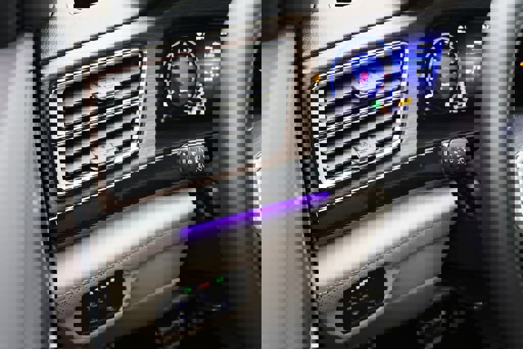 Used 2025 Volkswagen Atlas SEL Premium R-Line image 19