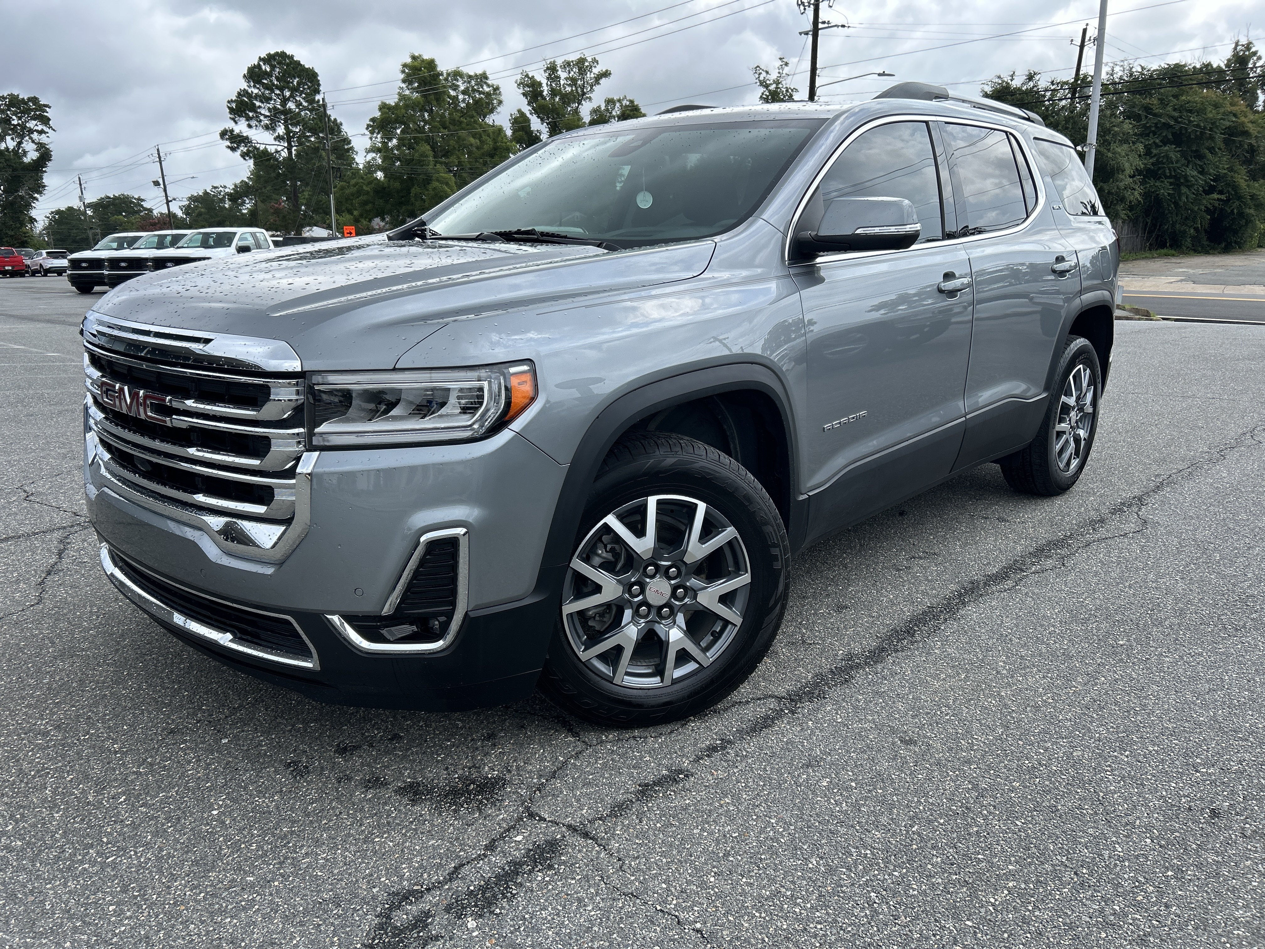 Used 2023 GMC Acadia SLT w/ Technology Package FWD image 3
