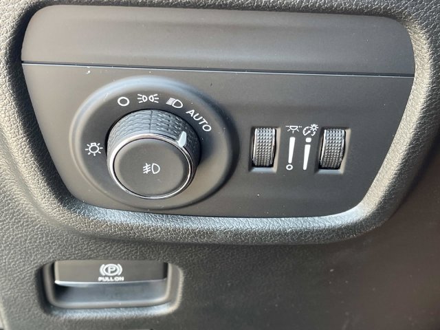 Used 2023 Jeep Grand Cherokee Limited AWD/4WD image 32