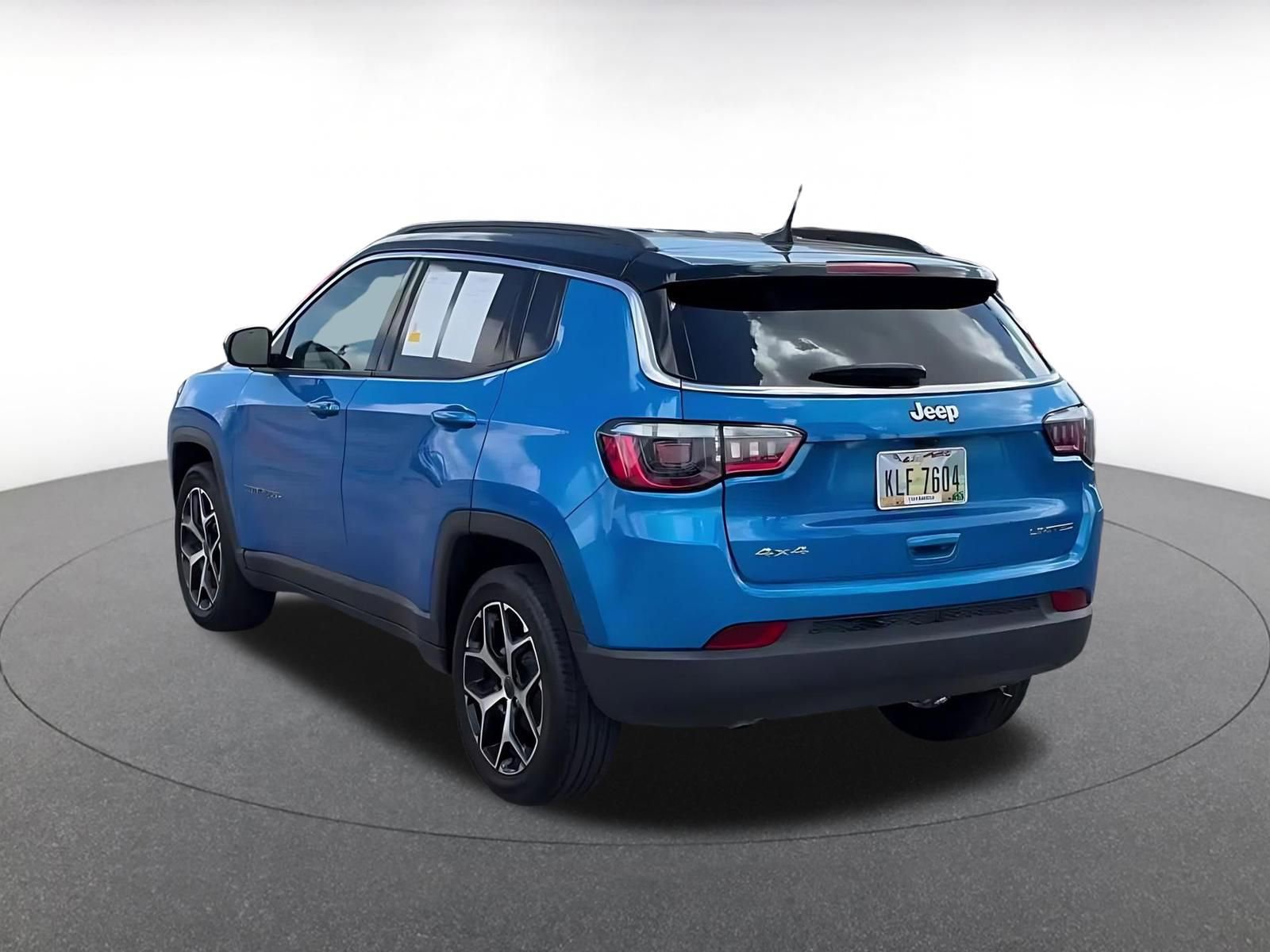 Used 2025 Jeep Compass Limited image 9