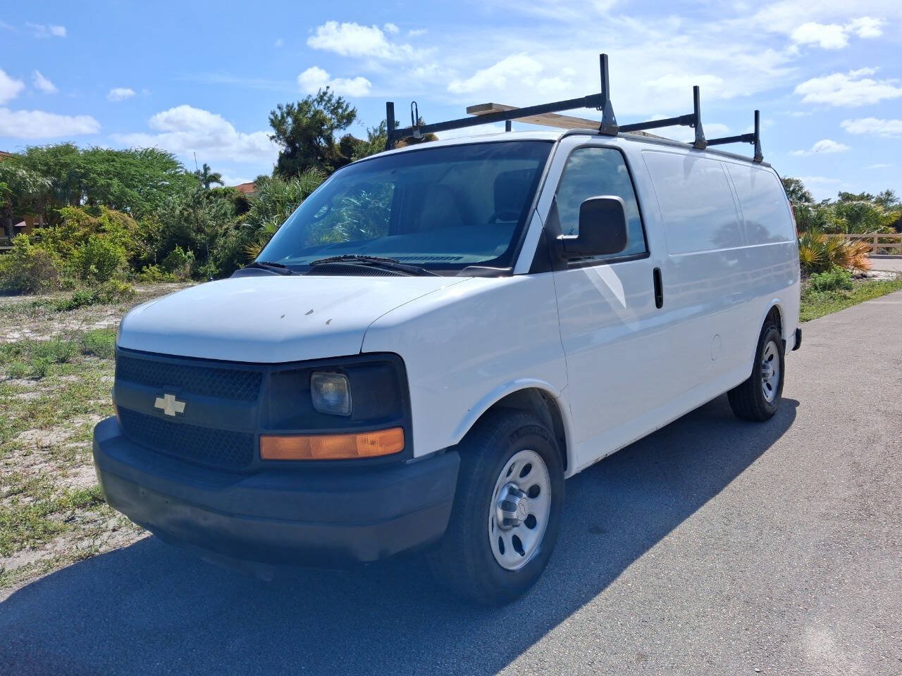 Used 2014 Chevrolet Express 1500 RWD image 2
