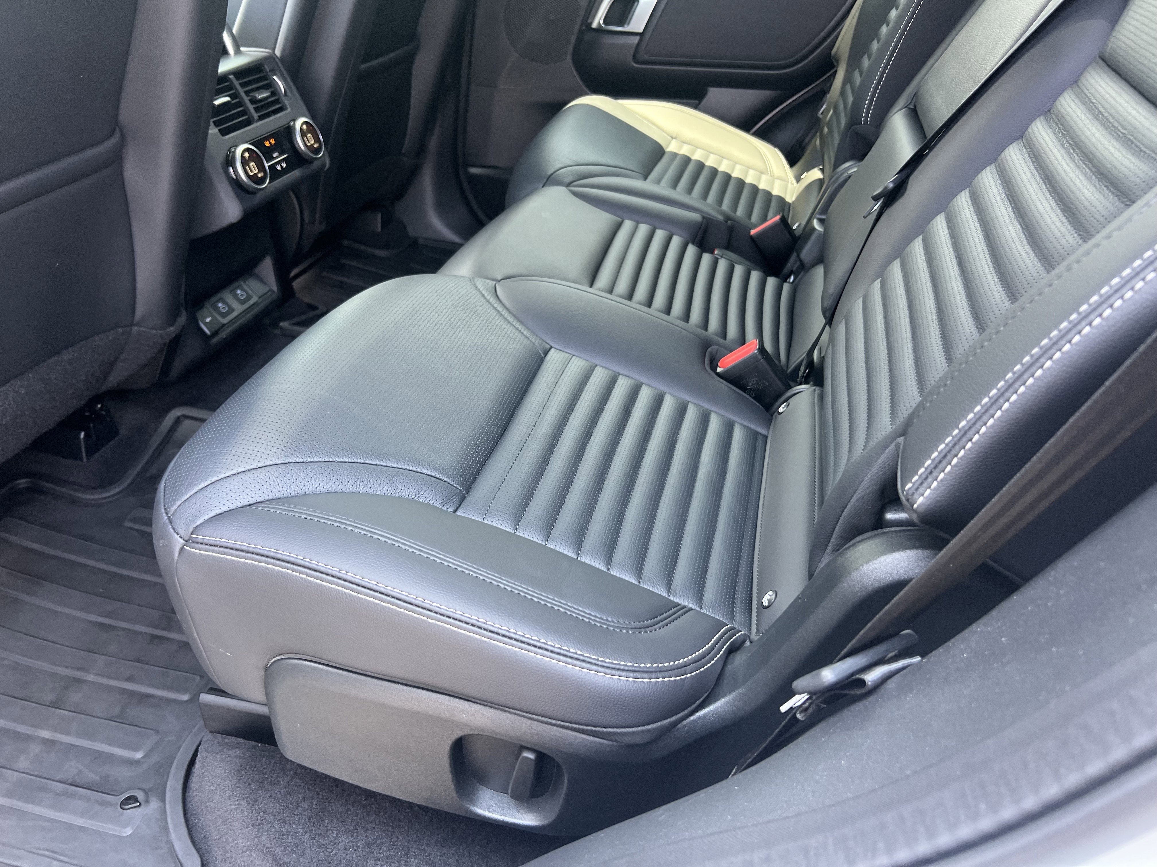 Certified 2025 Land Rover Discovery S AWD/4WD image 35