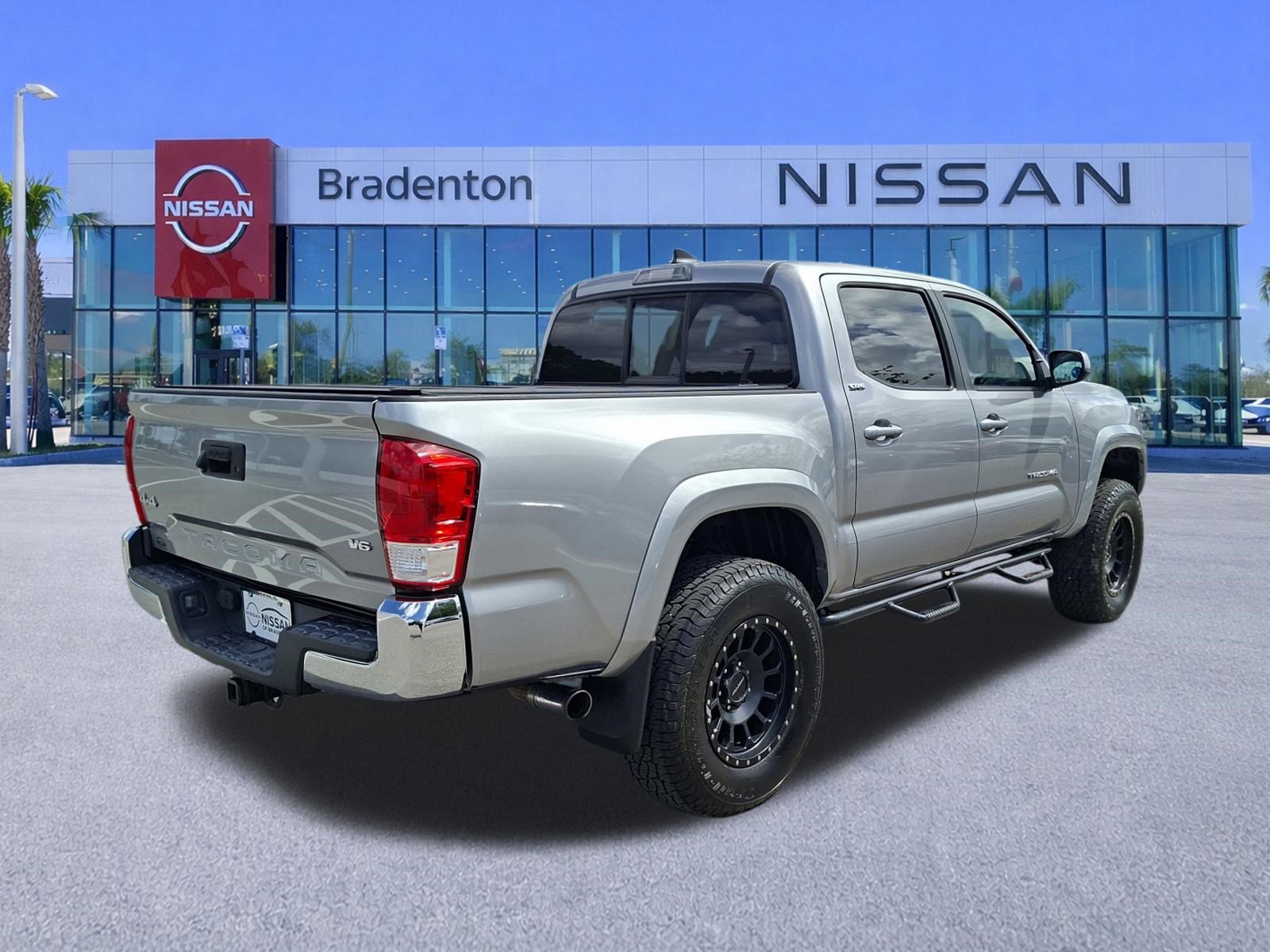 Used 2016 Toyota Tacoma SR5 w/ SR5 Appearance Package (SN) image 5