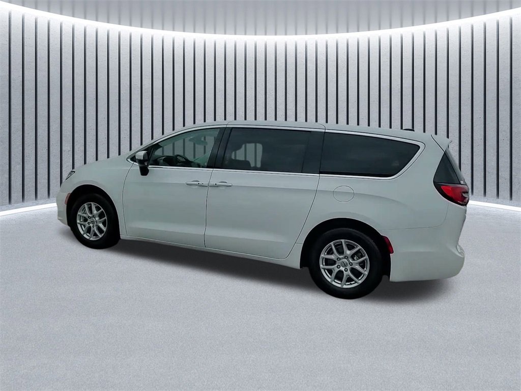 Used 2023 Chrysler Pacifica Touring-L image 15