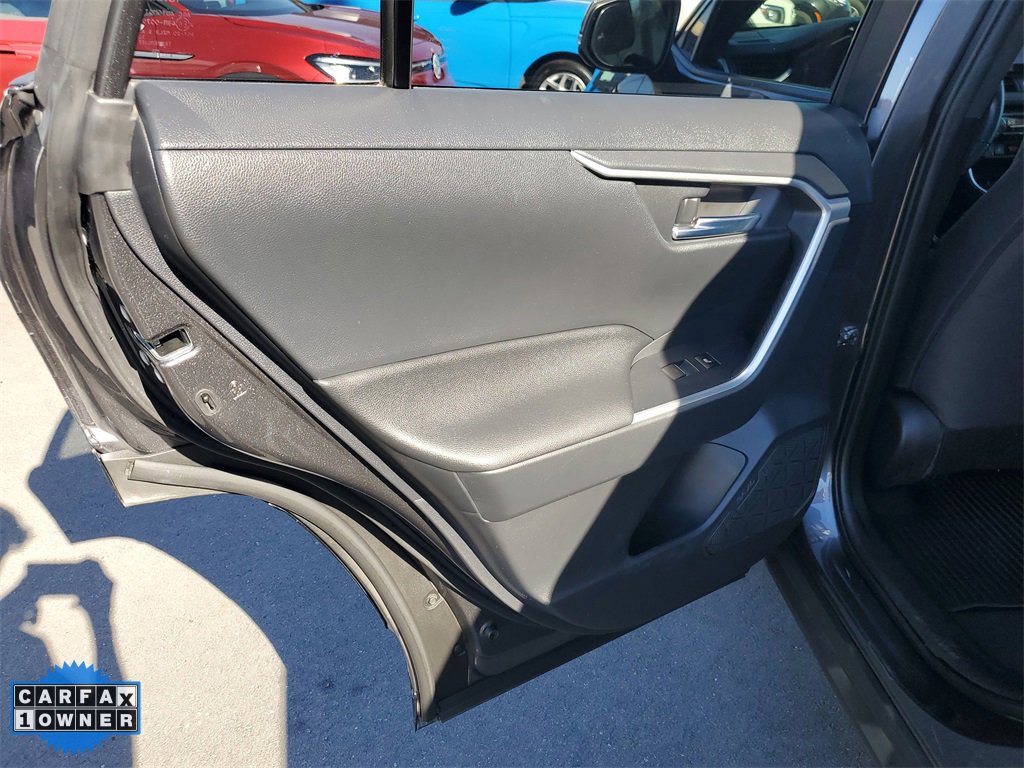 Used 2022 Toyota RAV4 SE image 16