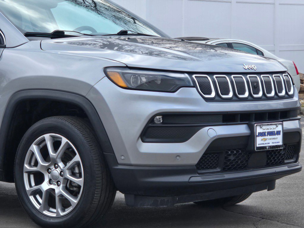 Used 2022 Jeep Compass Latitude w/ Sun and Sound Group AWD/4WD image 3