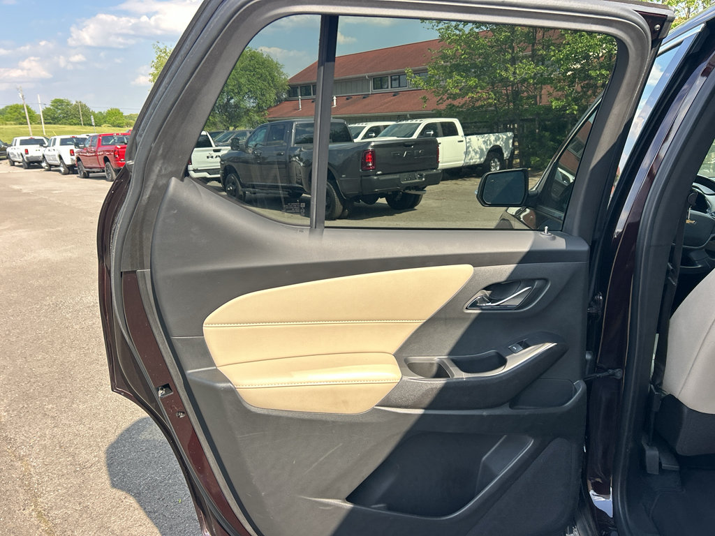 Used 2022 Chevrolet Traverse LT FWD image 18