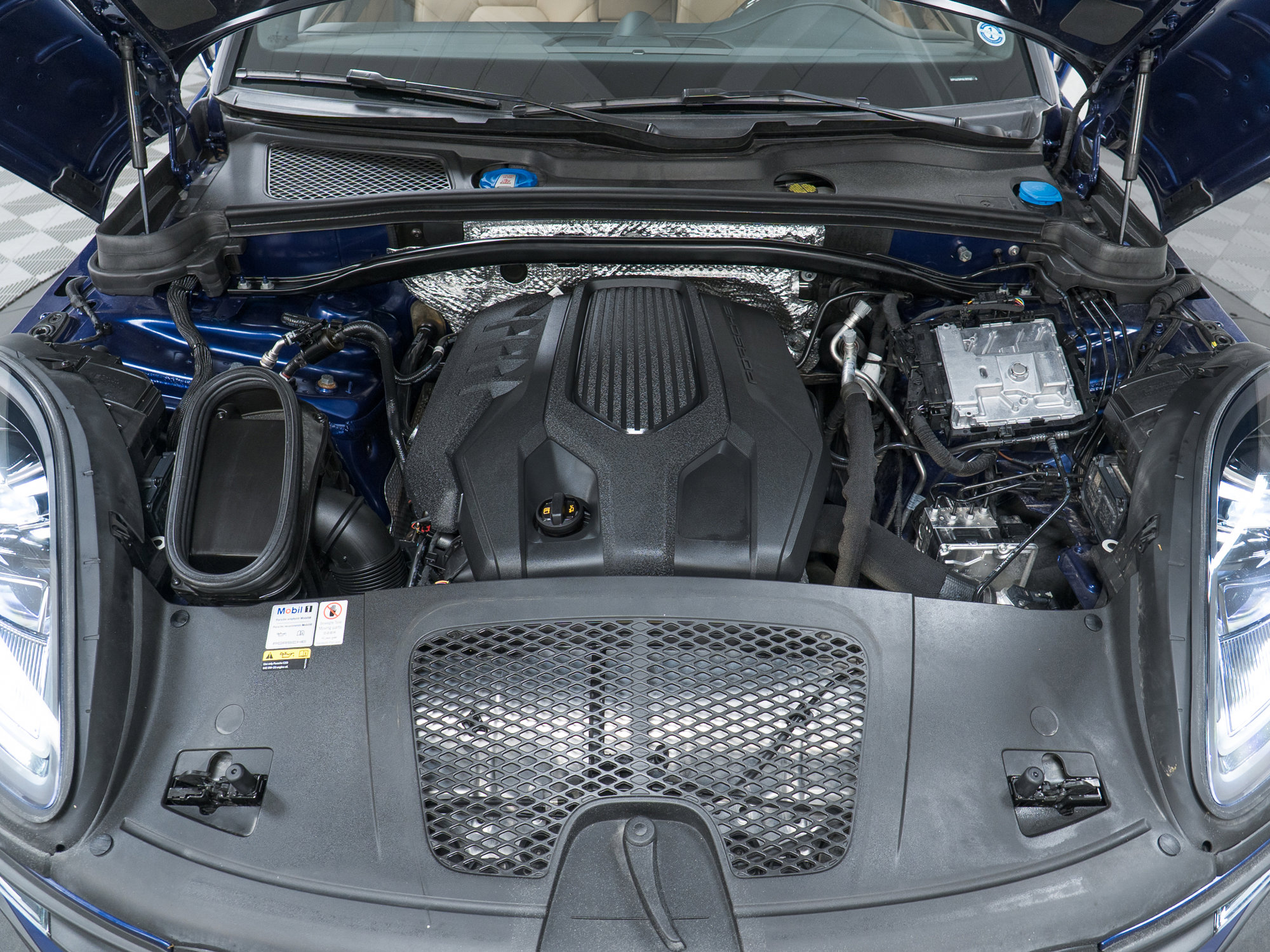 Certified 2022 Porsche Macan image 12