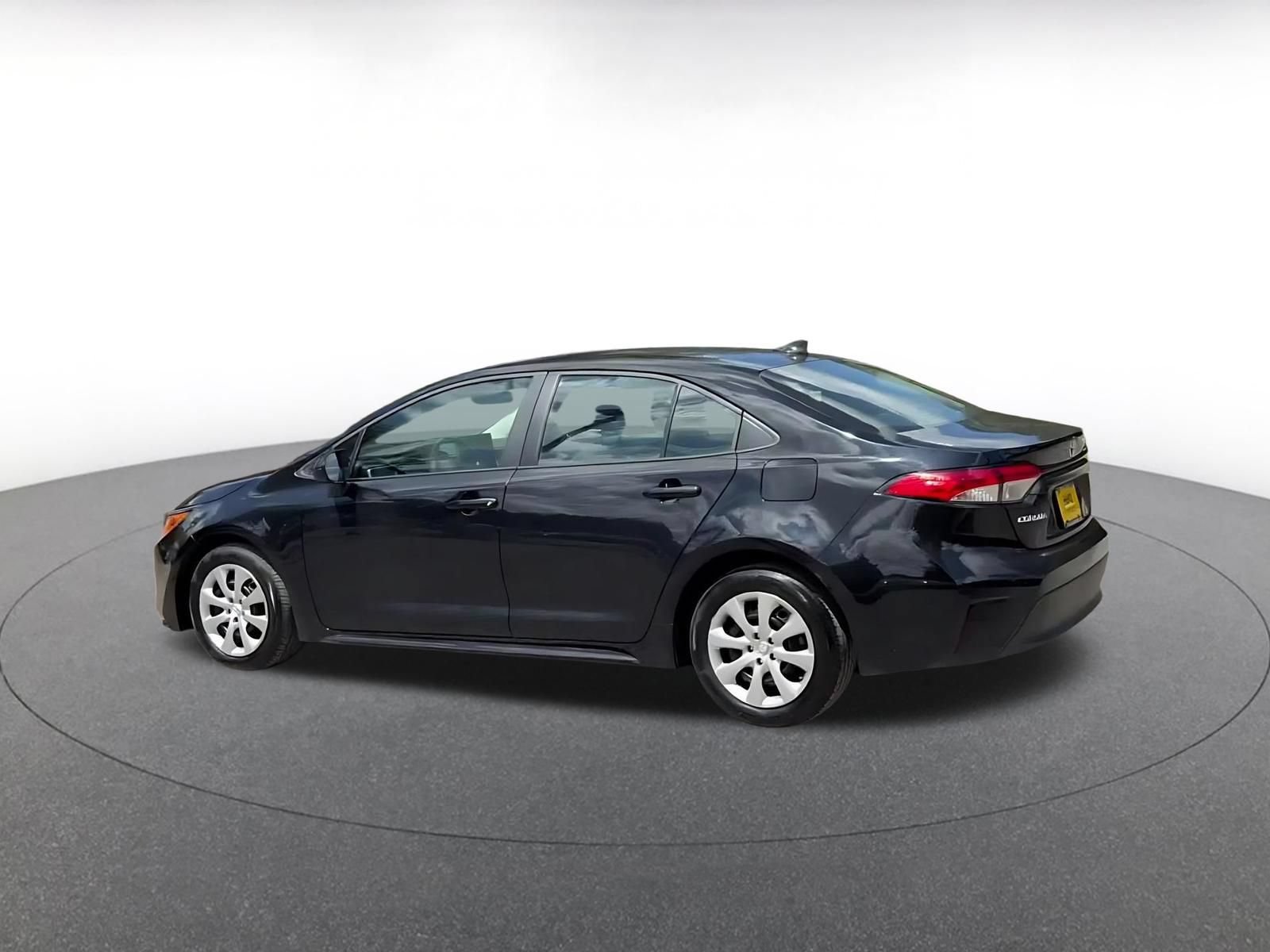 Used 2025 Toyota Corolla LE FWD image 9